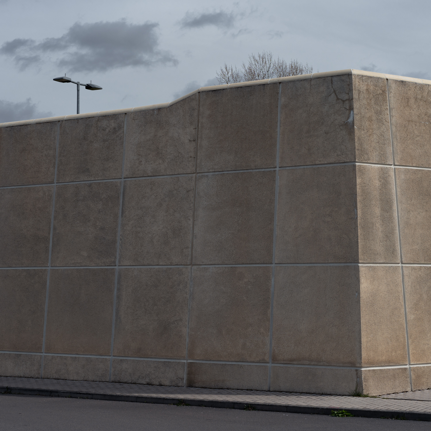 13.04.2023 Leipzig : Die Außenmauern der JVA Leipzig, welche sich im Stadtteil Markleeberg befindet. Foto: Lenny Steinhauer