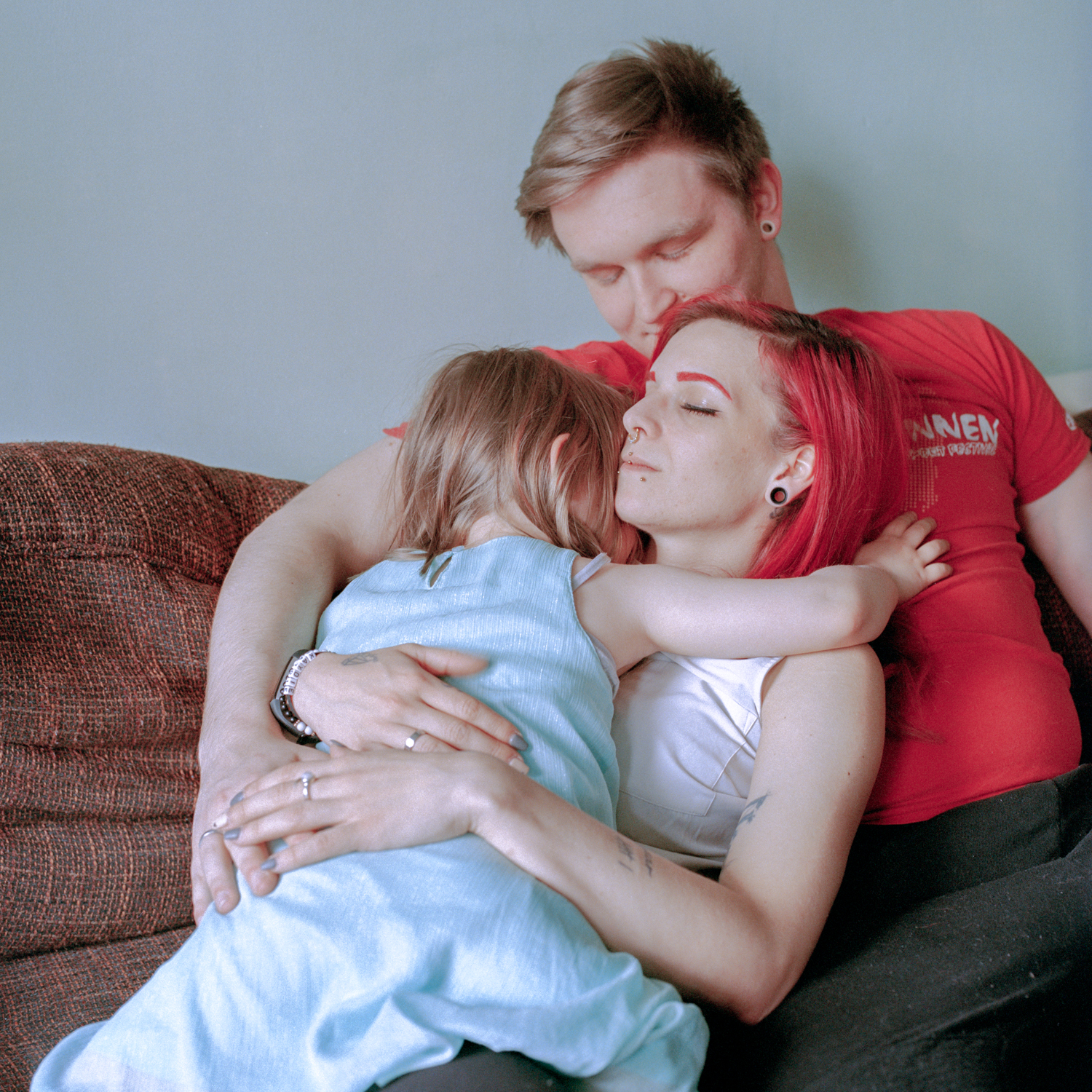 Zwickau, 01.05.2022 : Justine, ihr Ehemann Dave und Tochter Kaydie auf dem Sofa. Foto: Lenny Steinhauer